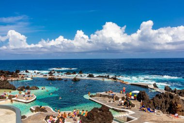 Porto Moniz 'in aşağısındaki Madeira' nın kuzey tarafına giderken Atlantik Okyanusu 'nun muhteşem manzarası Madeira - Portekiz 