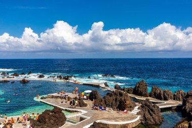 Porto Moniz 'in aşağısındaki Madeira' nın kuzey tarafına giderken Atlantik Okyanusu 'nun muhteşem manzarası Madeira - Portekiz 