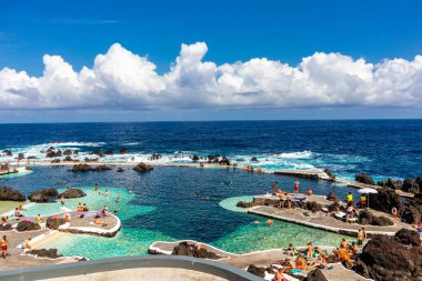 Porto Moniz 'in aşağısındaki Madeira' nın kuzey tarafına giderken Atlantik Okyanusu 'nun muhteşem manzarası Madeira - Portekiz 