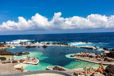 Porto Moniz 'in aşağısındaki Madeira' nın kuzey tarafına giderken Atlantik Okyanusu 'nun muhteşem manzarası Madeira - Portekiz 