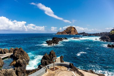 Porto Moniz 'in aşağısındaki Madeira' nın kuzey tarafına giderken Atlantik Okyanusu 'nun muhteşem manzarası Madeira - Portekiz 