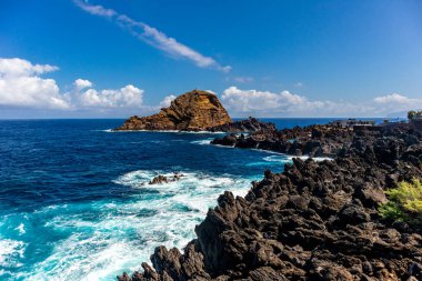 Porto Moniz 'in aşağısındaki Madeira' nın kuzey tarafına giderken Atlantik Okyanusu 'nun muhteşem manzarası Madeira - Portekiz 