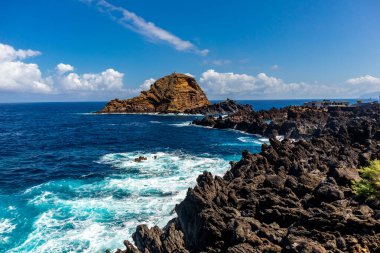 Porto Moniz 'in aşağısındaki Madeira' nın kuzey tarafına giderken Atlantik Okyanusu 'nun muhteşem manzarası Madeira - Portekiz 