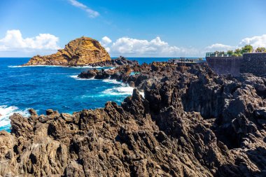 Porto Moniz 'in aşağısındaki Madeira' nın kuzey tarafına giderken Atlantik Okyanusu 'nun muhteşem manzarası Madeira - Portekiz 