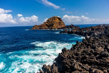 Porto Moniz 'in aşağısındaki Madeira' nın kuzey tarafına giderken Atlantik Okyanusu 'nun muhteşem manzarası Madeira - Portekiz 