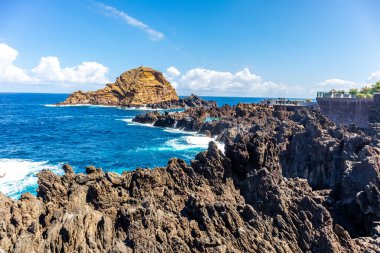 Porto Moniz 'in aşağısındaki Madeira' nın kuzey tarafına giderken Atlantik Okyanusu 'nun muhteşem manzarası Madeira - Portekiz 