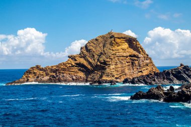 Porto Moniz 'in aşağısındaki Madeira' nın kuzey tarafına giderken Atlantik Okyanusu 'nun muhteşem manzarası Madeira - Portekiz 