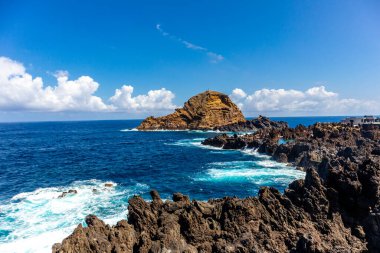 Porto Moniz 'in aşağısındaki Madeira' nın kuzey tarafına giderken Atlantik Okyanusu 'nun muhteşem manzarası Madeira - Portekiz 