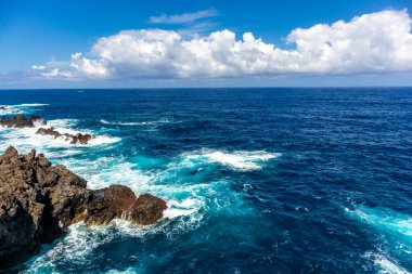 Porto Moniz 'in aşağısındaki Madeira' nın kuzey tarafına giderken Atlantik Okyanusu 'nun muhteşem manzarası Madeira - Portekiz 