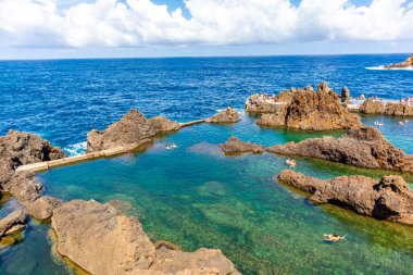Porto Moniz 'in aşağısındaki Madeira' nın kuzey tarafına giderken Atlantik Okyanusu 'nun muhteşem manzarası Madeira - Portekiz 