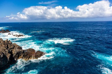 Porto Moniz 'in aşağısındaki Madeira' nın kuzey tarafına giderken Atlantik Okyanusu 'nun muhteşem manzarası Madeira - Portekiz 
