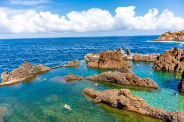Porto Moniz 'in aşağısındaki Madeira' nın kuzey tarafına giderken Atlantik Okyanusu 'nun muhteşem manzarası Madeira - Portekiz 
