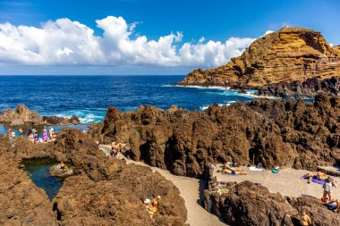 Porto Moniz 'in aşağısındaki Madeira' nın kuzey tarafına giderken Atlantik Okyanusu 'nun muhteşem manzarası Madeira - Portekiz 