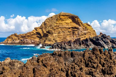Porto Moniz 'in aşağısındaki Madeira' nın kuzey tarafına giderken Atlantik Okyanusu 'nun muhteşem manzarası Madeira - Portekiz 