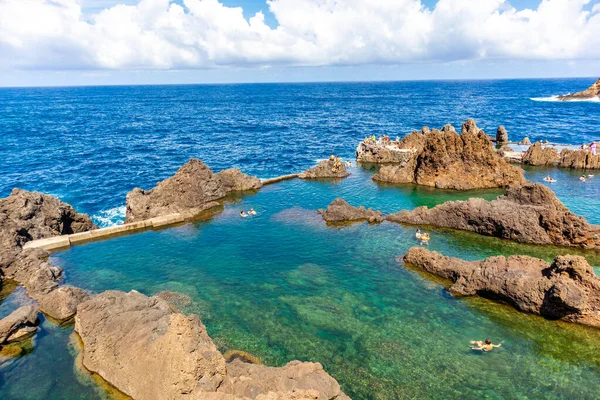 Porto Moniz 'in aşağısındaki Madeira' nın kuzey tarafına giderken Atlantik Okyanusu 'nun muhteşem manzarası Madeira - Portekiz 