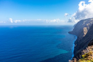 Madeira 'nın güzel manzarası boyunca Atlantik Okyanusu' nun muhteşem manzarası Madeira - Portekiz 