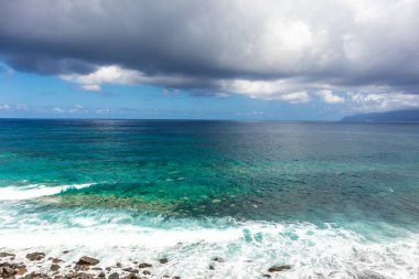 Madeira 'nın güzel manzarası boyunca Atlantik Okyanusu' nun muhteşem manzarası Madeira - Portekiz 