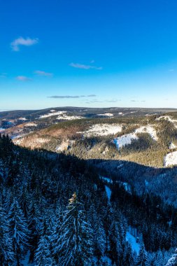 Oberhof yakınlarındaki Thuringian Ormanı 'nın tepelerinde güzel bir kış manzarası.