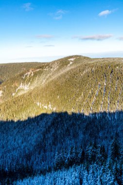 Oberhof yakınlarındaki Thuringian Ormanı 'nın tepelerinde güzel bir kış manzarası.