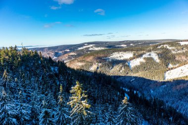 Oberhof yakınlarındaki Thuringian Ormanı 'nın tepelerinde güzel bir kış manzarası.