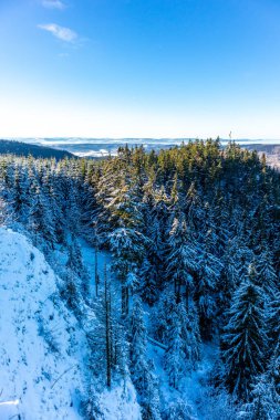 Oberhof yakınlarındaki Thuringian Ormanı 'nın tepelerinde güzel bir kış manzarası.