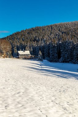 Oberhof yakınlarındaki Thuringian Ormanı 'nın tepelerinde güzel bir kış manzarası.