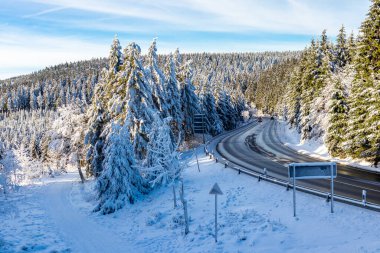 Oberhof yakınlarındaki Thuringian Ormanı 'nın tepelerinde güzel bir kış manzarası.