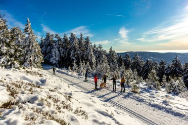 Oberhof yakınlarındaki Thuringian Ormanı 'nın tepelerinde güzel bir kış manzarası.