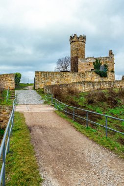 Thüringen Havzası 'ndaki güzel Drei Gleichen' in etrafında kısa bir yürüyüş - Drei Gleichen - Almanya