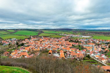 Thüringen Havzası 'ndaki güzel Drei Gleichen' in etrafında kısa bir yürüyüş - Drei Gleichen - Almanya