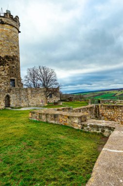 Thüringen Havzası 'ndaki güzel Drei Gleichen' in etrafında kısa bir yürüyüş - Drei Gleichen - Almanya