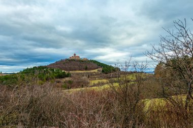 Thüringen Havzası 'ndaki güzel Drei Gleichen' in etrafında kısa bir yürüyüş - Drei Gleichen - Almanya