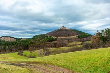 Thüringen Havzası 'ndaki güzel Drei Gleichen' in etrafında kısa bir yürüyüş - Drei Gleichen - Almanya