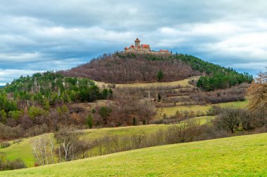 Thüringen Havzası 'ndaki güzel Drei Gleichen' in etrafında kısa bir yürüyüş - Drei Gleichen - Almanya