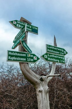 Thüringen Havzası 'ndaki güzel Drei Gleichen' in etrafında kısa bir yürüyüş - Drei Gleichen - Almanya