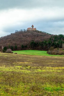 Thüringen Havzası 'ndaki güzel Drei Gleichen' in etrafında kısa bir yürüyüş - Drei Gleichen - Almanya