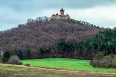Thüringen Havzası 'ndaki güzel Drei Gleichen' in etrafında kısa bir yürüyüş - Drei Gleichen - Almanya