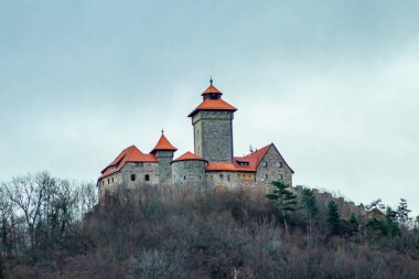 Thüringen Havzası 'ndaki güzel Drei Gleichen' in etrafında kısa bir yürüyüş - Drei Gleichen - Almanya