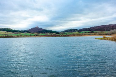 Thüringen Havzası 'ndaki güzel Drei Gleichen' in etrafında kısa bir yürüyüş - Drei Gleichen - Almanya