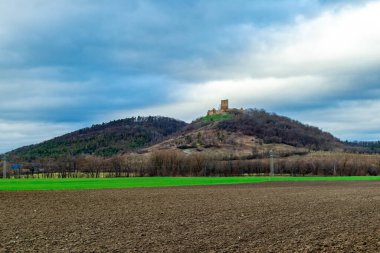 Thüringen Havzası 'ndaki güzel Drei Gleichen' in etrafında kısa bir yürüyüş - Drei Gleichen - Almanya