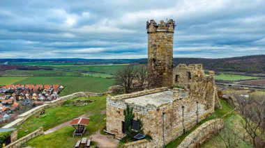 Thüringen Havzası 'ndaki güzel Drei Gleichen' in etrafında kısa bir yürüyüş - Drei Gleichen - Almanya