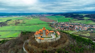 Thüringen Havzası 'ndaki güzel Drei Gleichen' in etrafında kısa bir yürüyüş - Drei Gleichen - Almanya