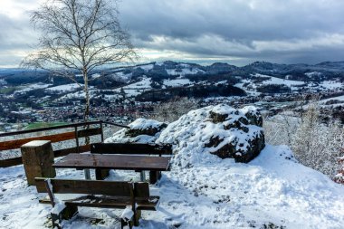 Thüringen Ormanı 'nın tepelerindeki güzel kış manzarası Floh-Seligenthal - Thüringen - Almanya
