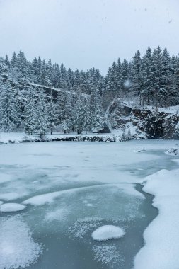 Thüringen Ormanı 'nın tepelerindeki güzel kış manzarası Floh-Seligenthal - Thüringen - Almanya