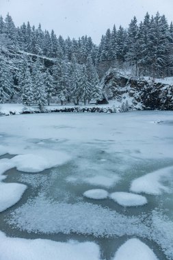 Thüringen Ormanı 'nın tepelerindeki güzel kış manzarası Floh-Seligenthal - Thüringen - Almanya