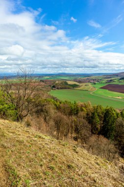 Bernshausen & Urnshausen - Thüringen arasındaki güzel Vorderrhn 'de bahar yürüyüşü