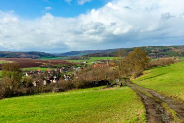 Bernshausen & Urnshausen - Thüringen arasındaki güzel Vorderrhn 'de bahar yürüyüşü