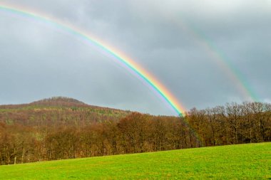 Bernshausen & Urnshausen - Thüringen arasındaki güzel Vorderrhn 'de bahar yürüyüşü