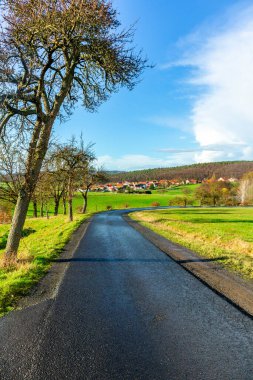 Bernshausen & Urnshausen - Thüringen arasındaki güzel Vorderrhn 'de bahar yürüyüşü