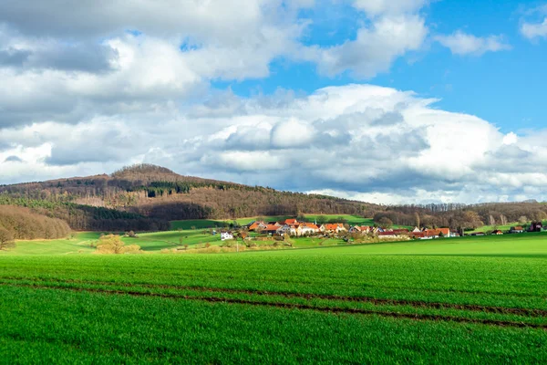 春天漫步在美丽的Vorderrhn之间的Bernshausen和Urnshausen 图林根 — 图库照片